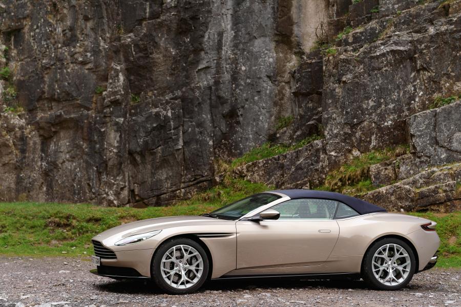  Aston Martin DB11 V8 Volante 2018 года  (UK) (фото 22 из 40)